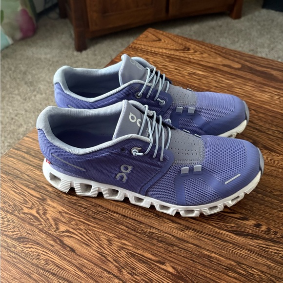 On Running Cloud 5 Sneakers in Blueberry and Feather - Picture 2 of 10